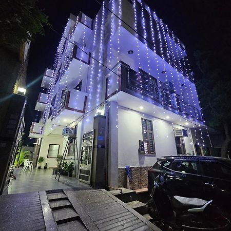 Shri Krishna Divine Dham 호텔 마투라 외부 사진