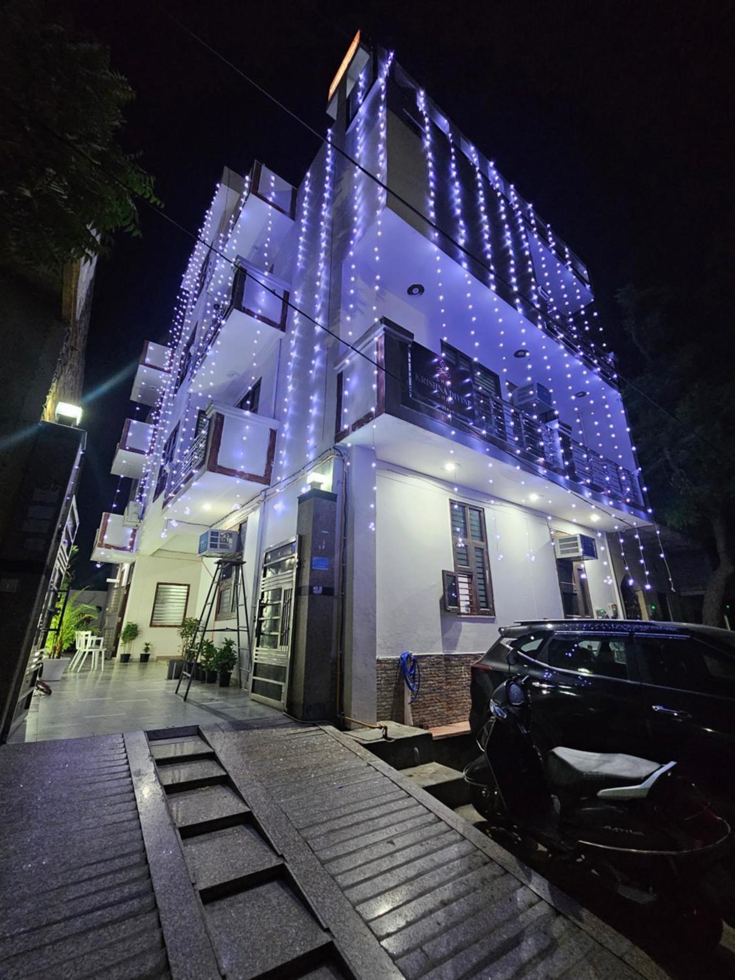 Shri Krishna Divine Dham 호텔 마투라 외부 사진