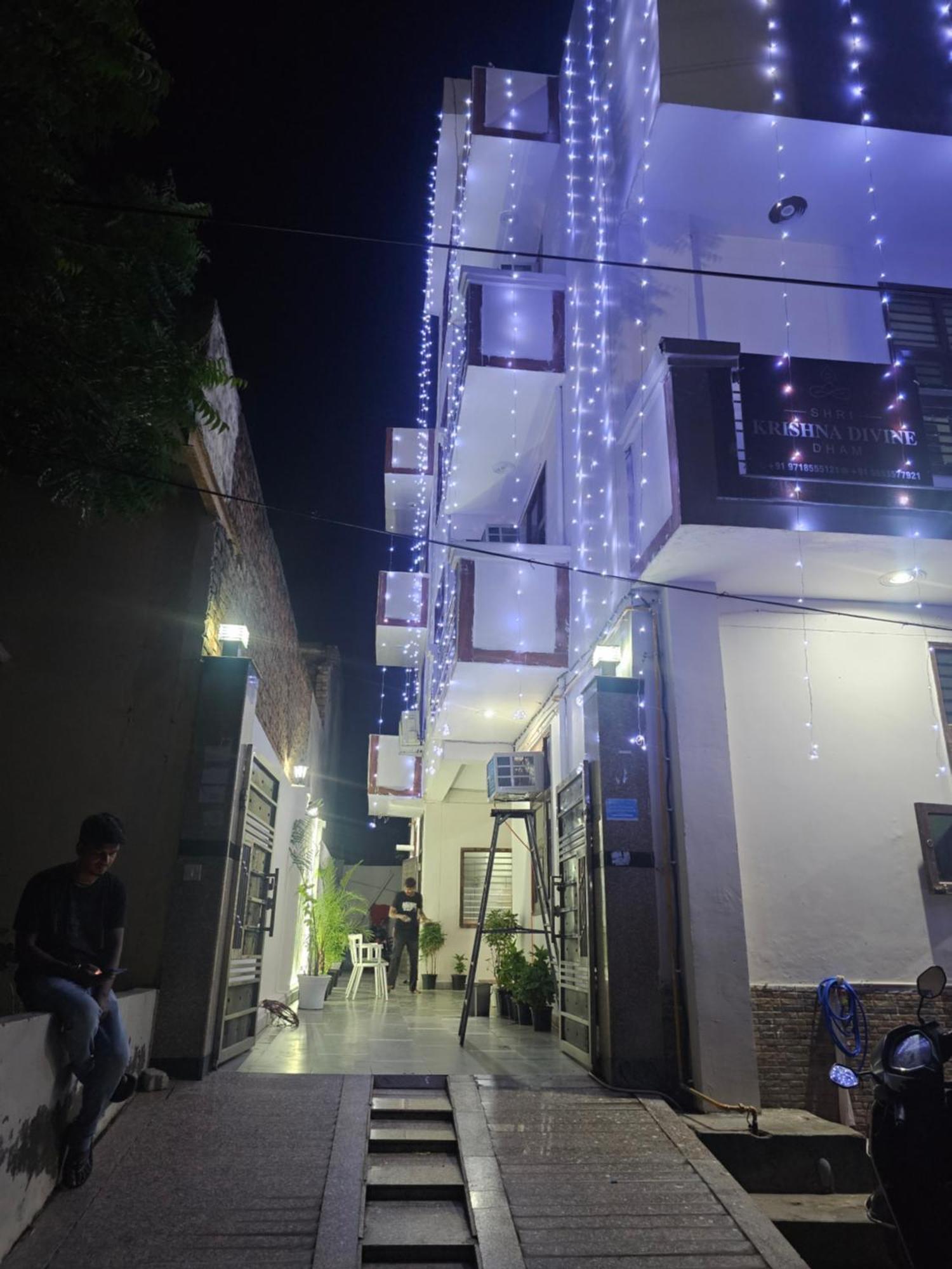 Shri Krishna Divine Dham 호텔 마투라 외부 사진